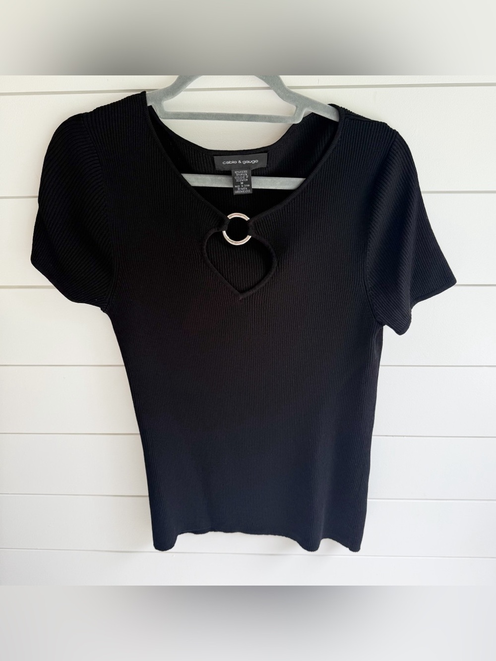 Cable and gauge keyhole ribbed top med